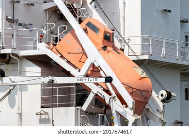 totally-enclosed free fall lifeboat of an oceangoing freighter