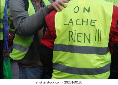 Toulouse, France - August 04  , 2021: A Gesture Of Solidarity Between Protesters. Inscription On Yellow West In French We Do Not Let Go. During Protests Against Sanitary Pass.