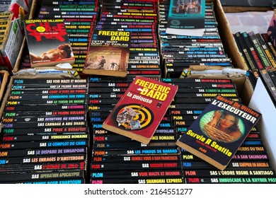 TOULOUSE, FRANCE - SEPTEMBER 28, 2021: Flea Market Pulp Crime Book Stand In Downtown Toulouse City, Capitole District. Toulouse Is The 4th Largest Commune In France.