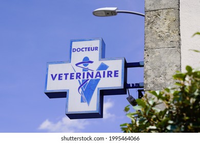 Toulouse , Occitanie France - 06 16 2021 : Veterinaire Doctor Veterinary Logo Sign And Brand Text On Office Store Building In France