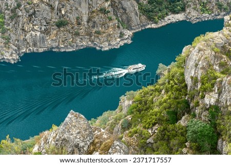 Tour boat on the Sil River, from a viewpoint high up in the river canyons, in the Ribeira Sacra in Orense, Galicia, Spain