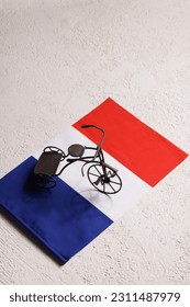 El concepto de la carrera ciclista Tour de Francia. bicicletas de juguete con la bandera de Francia sobre fondo blanco. espacio de copia