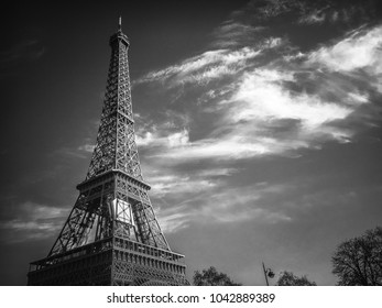Tour Eiffel with clouds