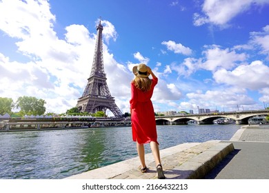 Turismo en París, Francia. Vista posterior de una joven visitando la ciudad de París con la Torre Eiffel y el río Sena.