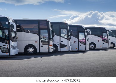 туристические автобусы на стоянке