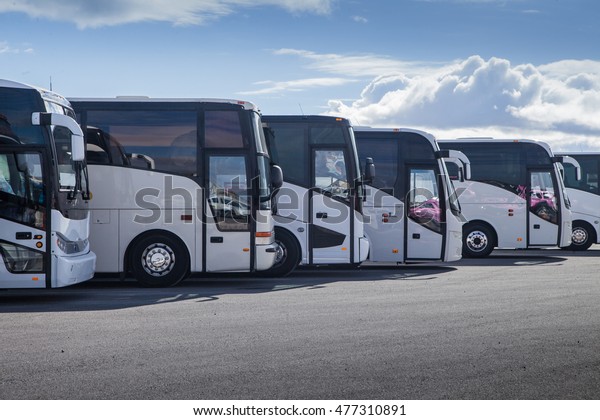 tourist buses on\
parking\
\
