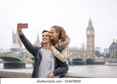 https://image.shutterstock.com/image-photo/tourist-couple-taking-selfie-big-260nw-314478830.jpg
