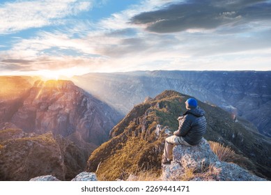 Turista al amanecer en las montañas Barrancas del Cobro, México