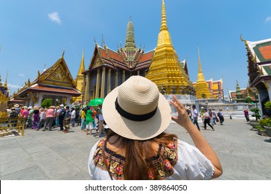 Tourist In Wat Phra Kaew In Bangkok, Thailand.