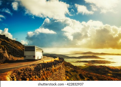 Туристический белый автобус по горной дороге. Кольцо Керри, Ирландия. Путешествие
