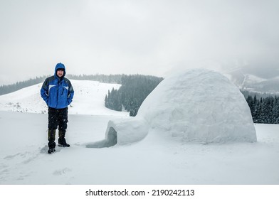 Turista que vive en verdadero iglú de nieve en salvajes montañas nevadas de invierno. Las aventuras de invierno en la caminata