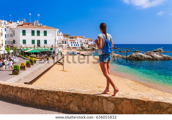 Photo De Stock De Femme Touristique à Calella De Palafrugell