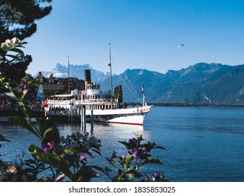 Touristic Boat Of The CGN Shot In Summer In Montreux, Switzerland.
Bateau Touristique De La CGN Pris En été à Montreux, Suisse. Montagnes Suisses En Arrière Plan. Fleurs En Première Plan.
