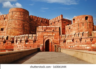 Tourists at entrance to Agra Fort, Agra, Uttar Pradesh, India