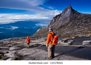 Tourists Hinking Down Kinabalu Mountain In Kinabalu National Park. Kota Kinabalu - Malasia.