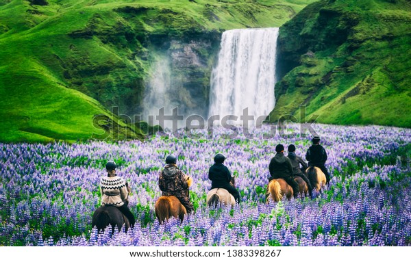 夏には アイスランドの田舎にある荘厳なスコゴフスの滝で 観光客が馬に乗ります スコゴフスの滝は アイスランドとヨーロッパの有名な自然の目印と旅行先です の写真素材 今すぐ編集