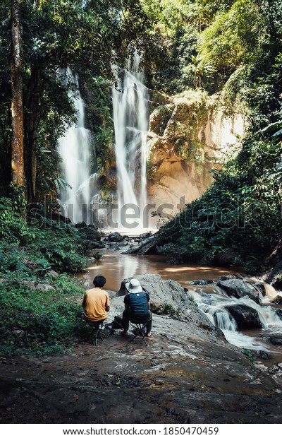 Los Turistas Se Sientan Y Ven La Cascada De Mok Fa Parque Nacional Doi Suthep Pui