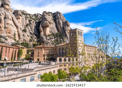 Turistas visitando la abadía benedictina de santa maria de montserrat situada en la montaña de montserrat en catalonia, España