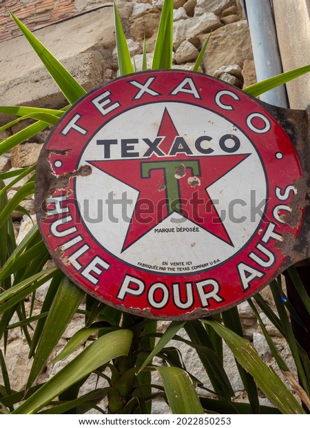 Tourrettes-sur-Loup, France\
-08-19-2019: vintage advertising plaque for famous motor oil \