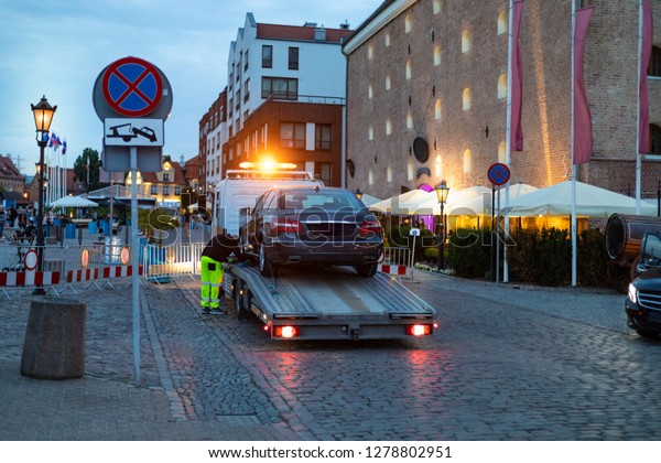 Tow truck\
evacuate car in touristic city\
center