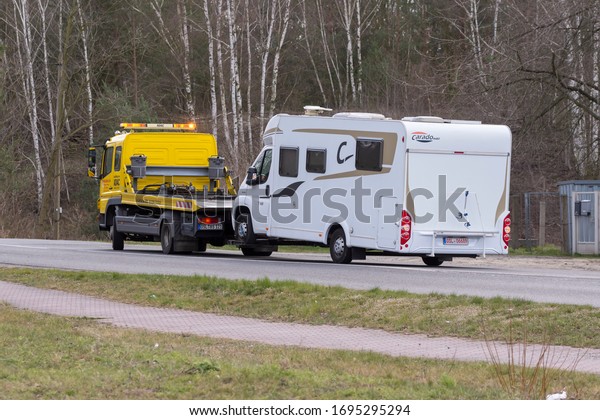a tow truck is towing away a motor home,
germany, 03.04.2020, Kittlitz