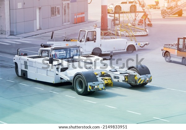 Tow truck vehicles with the mechanism for
lifting the nose landing gear of the aircraft trailer for puch back
plane at the airfield
