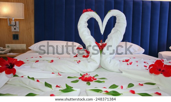 Towels Arranged Swans On Bed Hotel Stockfoto Jetzt Bearbeiten