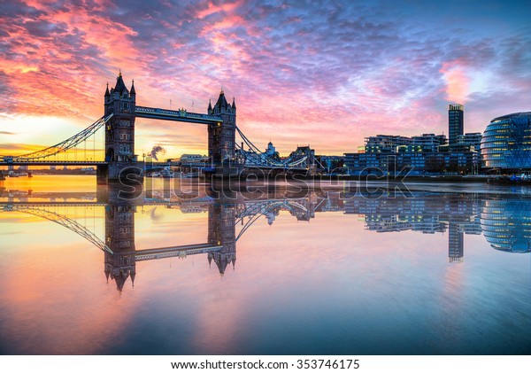 ロンドンの日の出に反射するタワーブリッジ の写真素材 今すぐ編集