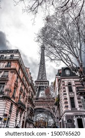 Tower Eiffel between buildings - Jan 2019