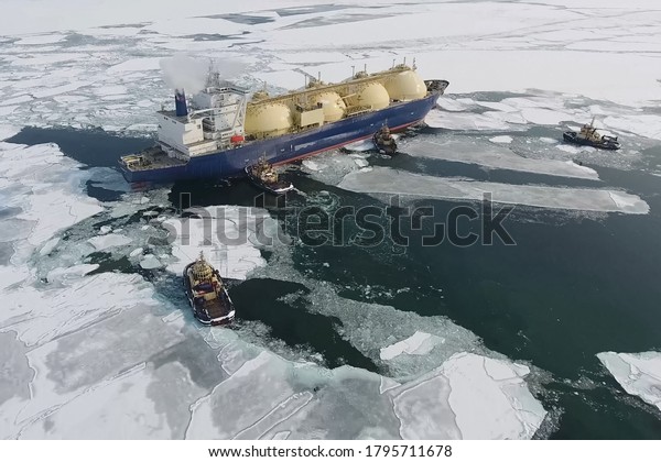 Towing a liquefied gas tanker. Transportation of\
hydrocarbons by sea.
