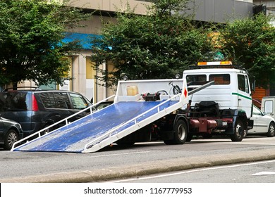 Towing  Truck Car Wrecker In City