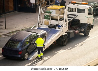 Towing  Truck Car Wrecker In City