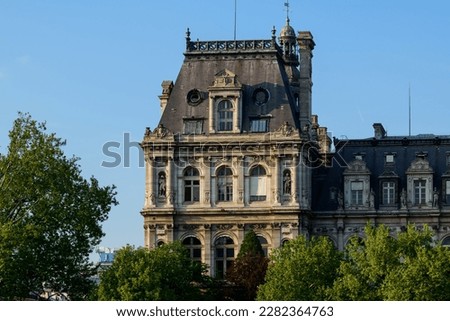 The town hall , in Europe, in France, in Ile de France, in Paris, in summer, on a sunny day.