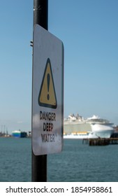 Town Quay, Southampton, England, UK. 2020. Danger Deep Water sign on the quayside, Southampton docks.