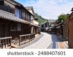 The townscape of Takehara in Hiroshima Prefecture retains the atmosphere of the Edo period.