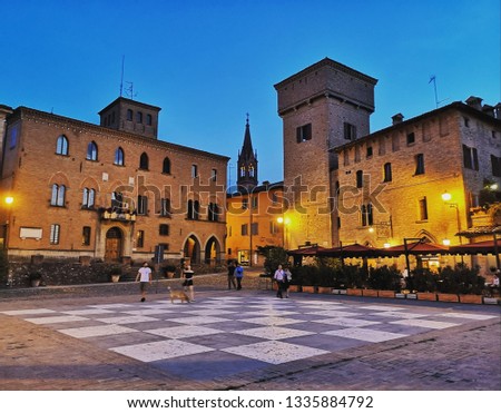 TOWNSQUARE NEAR MODENA 