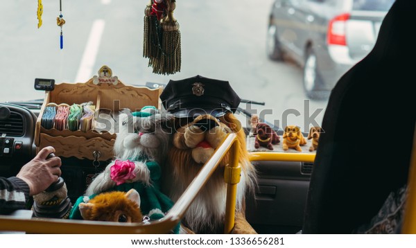 Toy dog in the car waving\
his head