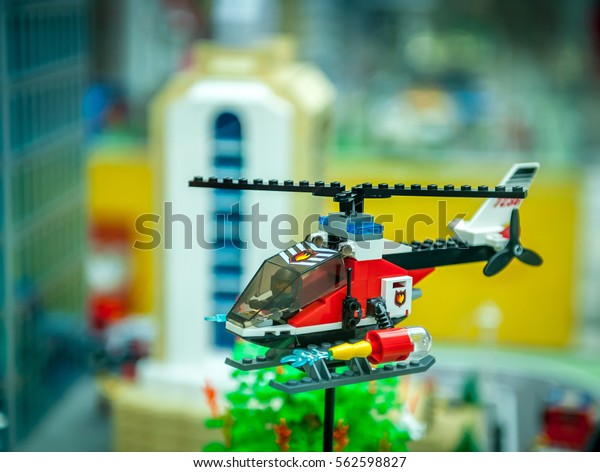 おもちゃのヘリコプター レゴブロック レンガのおもちゃ 幼稚園や幼稚園児の教育用のおもちゃ の写真素材 今すぐ編集