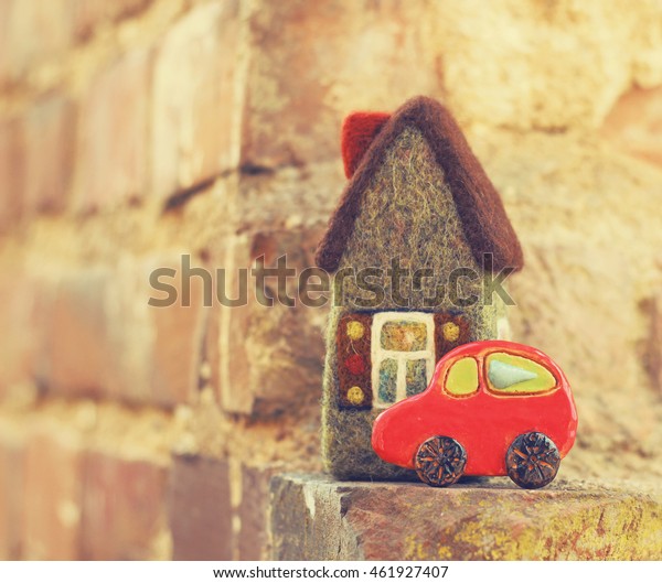 toy house and
car
