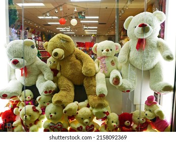 A Toy Store Vitrine From The Outside Full Of Fluffy Bears 