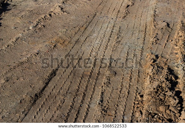 Traces of tires in the\
mud