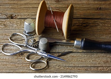 TRACING WHEEL WITH SCISSORS, THIMBLES AND VINTAGE TRHEAD REEL
