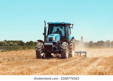 tractor, tractor, agricultor cosechando con tractor. Tractor trabajando en el campo