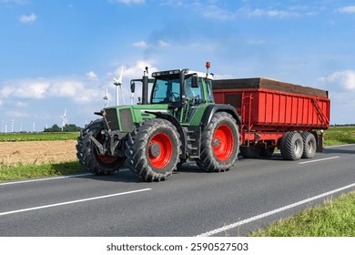 Tractor con cargador en una carretera rural - 6942