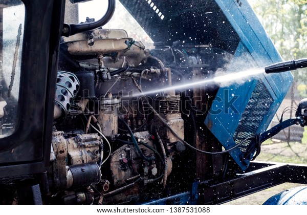 Tractor maintenance. Engine washing, cooling\
tractor engine system.