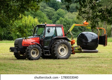 tractor making silo balls or wrapping grass on a tractor