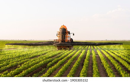 Traktorspritzen von Pestiziden auf Sojamarkt mit Sprühgerät im Frühjahr