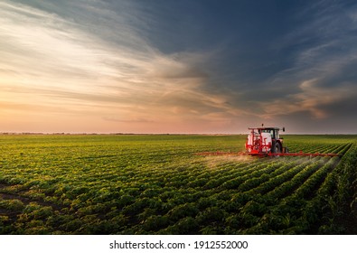 Traktorspritzen von Pestiziden auf Sojamarkt mit Sprühgerät im Frühjahr