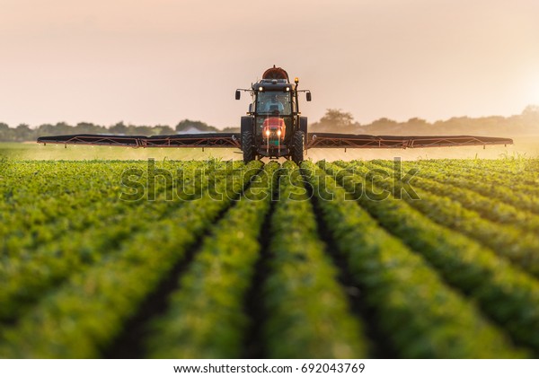 Traktor Raspyleniya Pesticidov Na Soevom Pole Stokovye Izobrazheniya V Hd I Milliony Drugih Stokovyh Fotografij Illyustracij I Vektornyh Izobrazhenij Bez Licenzionnyh Platezhej V Kollekcii Shutterstock Ezhednevno Dobavlyayutsya