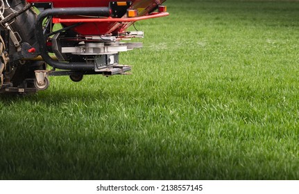 1,915 Farmer spreading fertilizer Images, Stock Photos & Vectors ...